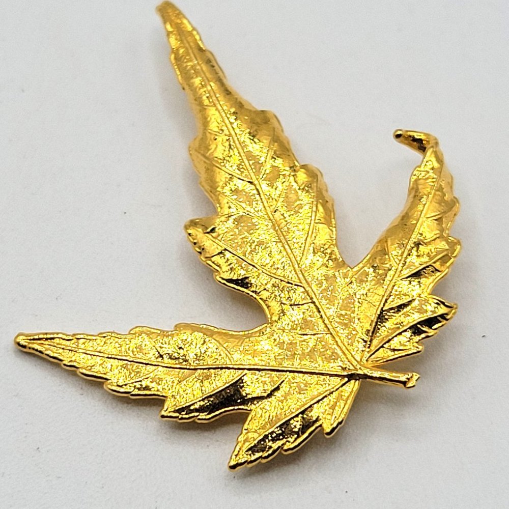Autumn Fall Pin Brooch Maple Leaf Gold-Tone Realistic Design 1.5"